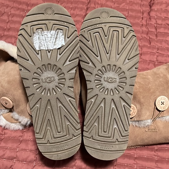 UGG TALL BOOT- button side can be folded down or worn up, size 9 - Picture 5 of 7